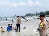 Polsek Gunung Kijang Patroli ke Pantai Trikora Bintan, Imbau Pengunjung Jaga Keselamatan