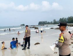Polsek Gunung Kijang Patroli ke Pantai Trikora Bintan, Imbau Pengunjung Jaga Kelematan