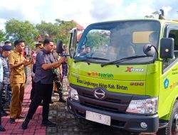 BRK Syariah Salurkan Mobil Sampah ke Pemkab Bintan