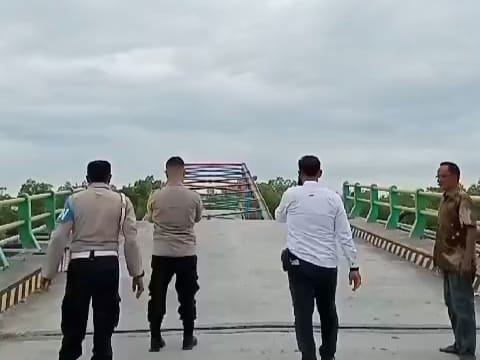 Jembatan Sungai Perumbi Ambruk