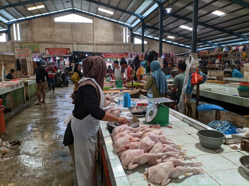 Pedagang Ayam di Pasar Bestari Bintan Centre