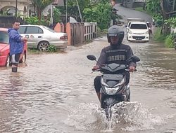 Jalan Damai Tanjungpinang Terendam Banjir, Sejumlah Motor Mogok
