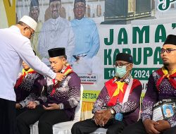 Bupati Rafiq Lepas Keberangkatan JCH Karimun dengan Tradisi Tepuk Tepung Tawar
