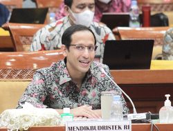 Mas Menteri Nadiem Batalkan Kenaikan UKT PTN Usai Dipanggil Jokowi
