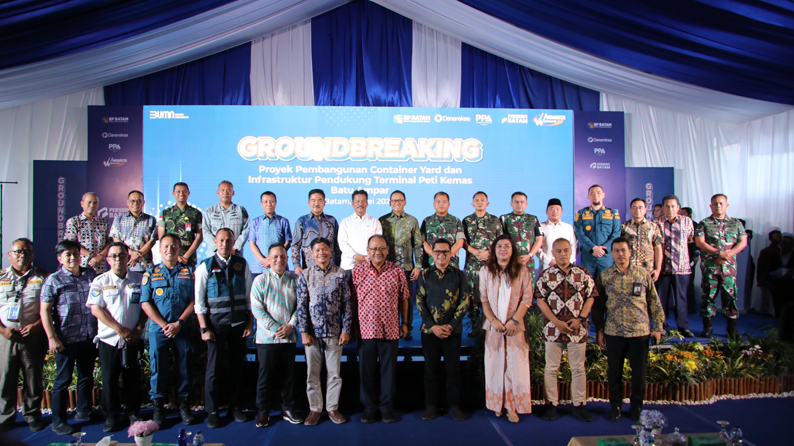 Foto bersama groundbreaking proyek pembangunan container yard dan infrastruktur Terminal Peti Kemas Batu Ampar. (Foto: Dok BP Batam)