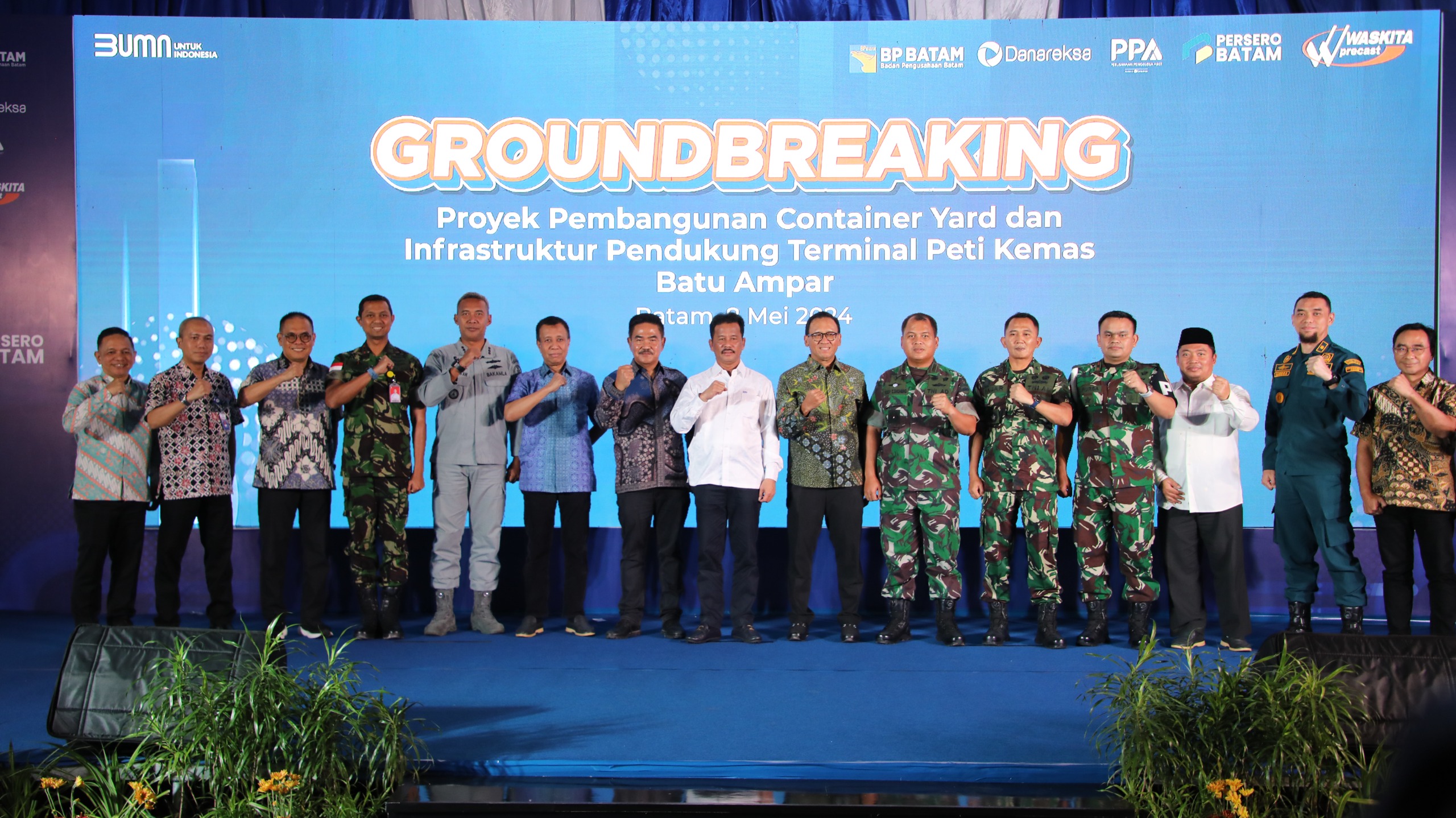 Foto bersama groundbreaking proyek pembangunan container yard dan infrastruktur Terminal Peti Kemas Batu Ampar. (Foto: Dok BP Batam)