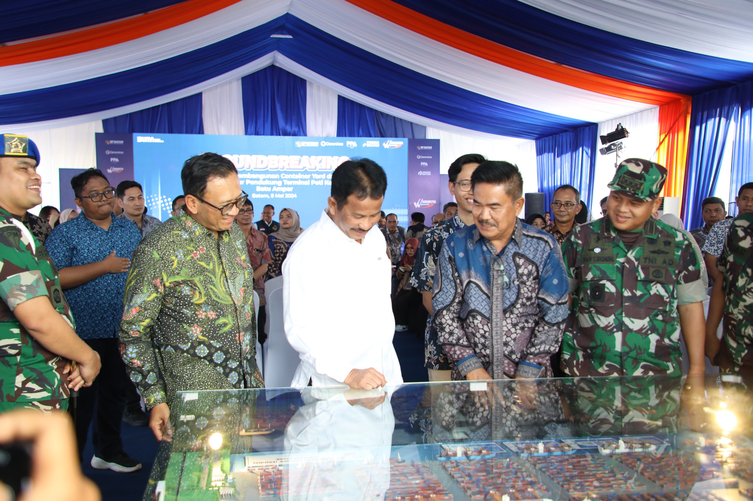 Kepala BP Batam Muhammad Rudi saat melihat denah proyek pembangunan container yard dan infrastruktur Terminal Peti Kemas Batu Ampar. (Foto: Dok BP Batam)