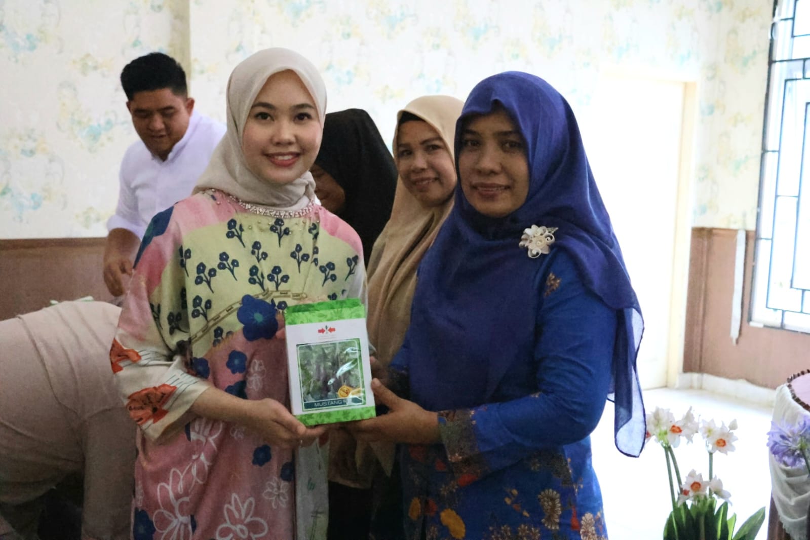 Ketua TP PKK Kabupaten Bintan, Hafizah Rahmadani menyerahkan bantuan kepada perwakilan kelompok tani wanita di Bintan.