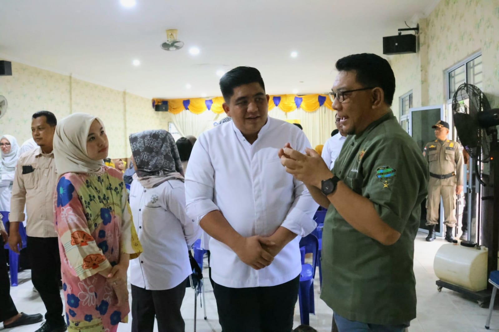 Bupati Bintan, Roby Kurniawan bersama Ketua TP PKK Kabupaten Bintan, Hafizah Rahmadani sedang berbincang dengan chef Alex dari Lagoi.