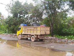 DLH Batam Angkut Tumpukan Sampah Liar di Jalan Kavling Baru Sagulung