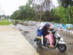 Tumpukan Sampah di Kavling Baru Sagulung Batam Timbulkan Bau Busuk, Ganggu Pengguna Jalan