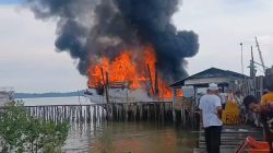 Kapal Kargo Terbakar di Pelantar CV Bandar Karimun