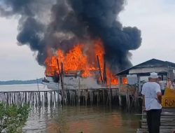 Kapal Kargo Terbakar di Pelantar CV Bandar Karimun