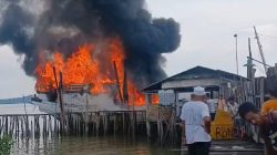 Kapal kargo terbakar