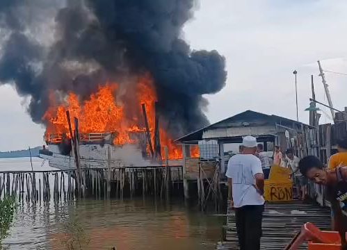 Kapal kargo terbakar