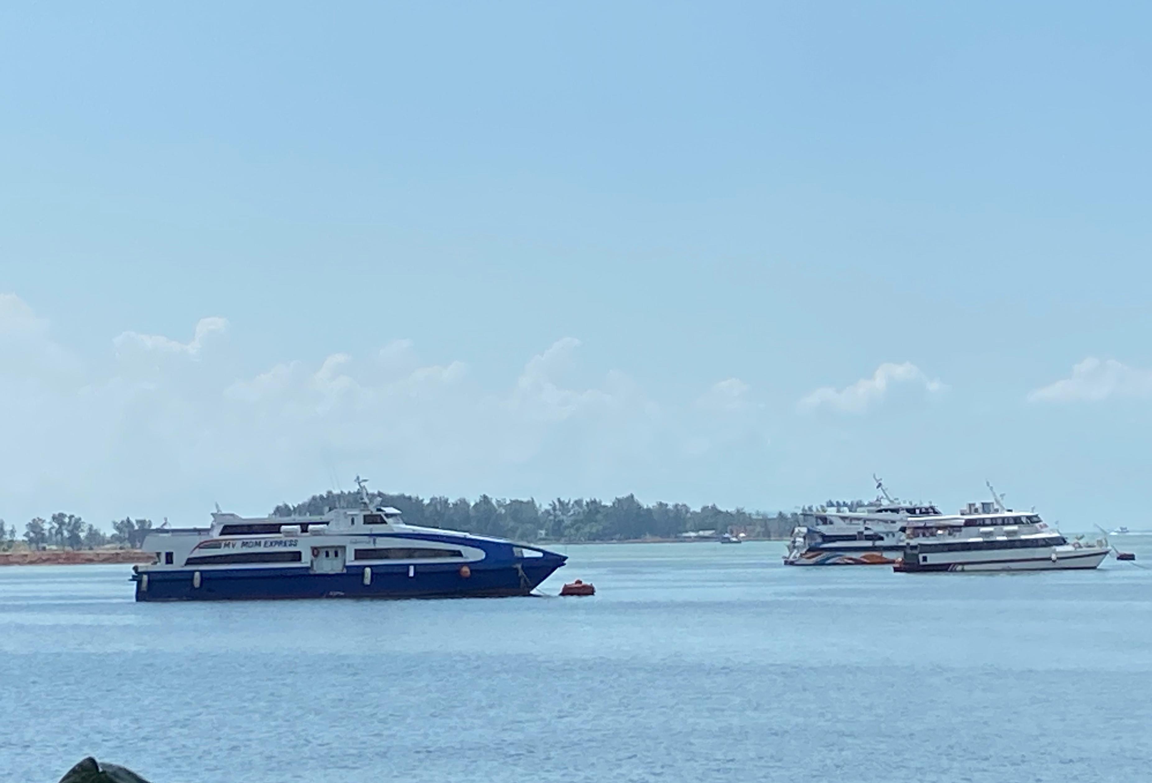Sejumlah kapal feri berlabuh di kawasan perairan Pelabuhan Feri Internasional Batam Center. 