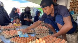 Warga Batam Serbu Operasi Pasar Murah, Telur Ayam Jadi Rebutan