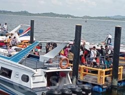 Penumpang Pelabuhan Sri Tanjung Gelam Karimun Membludak Jelang Iduladha 2024