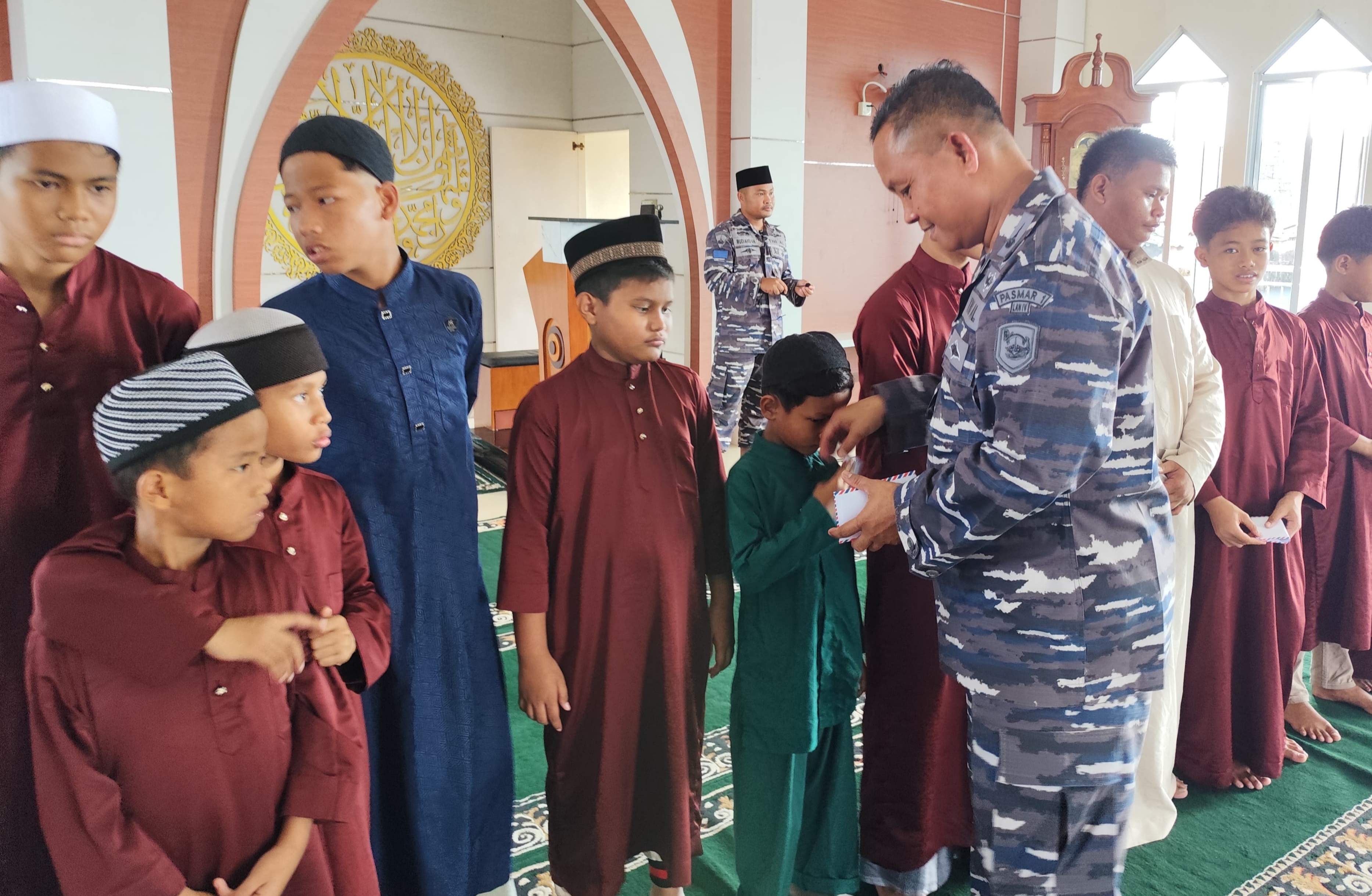 Jumat Berkah, Komandan Yonmarhanlan IV Batam Beri Santunan untuk Anak Yatim