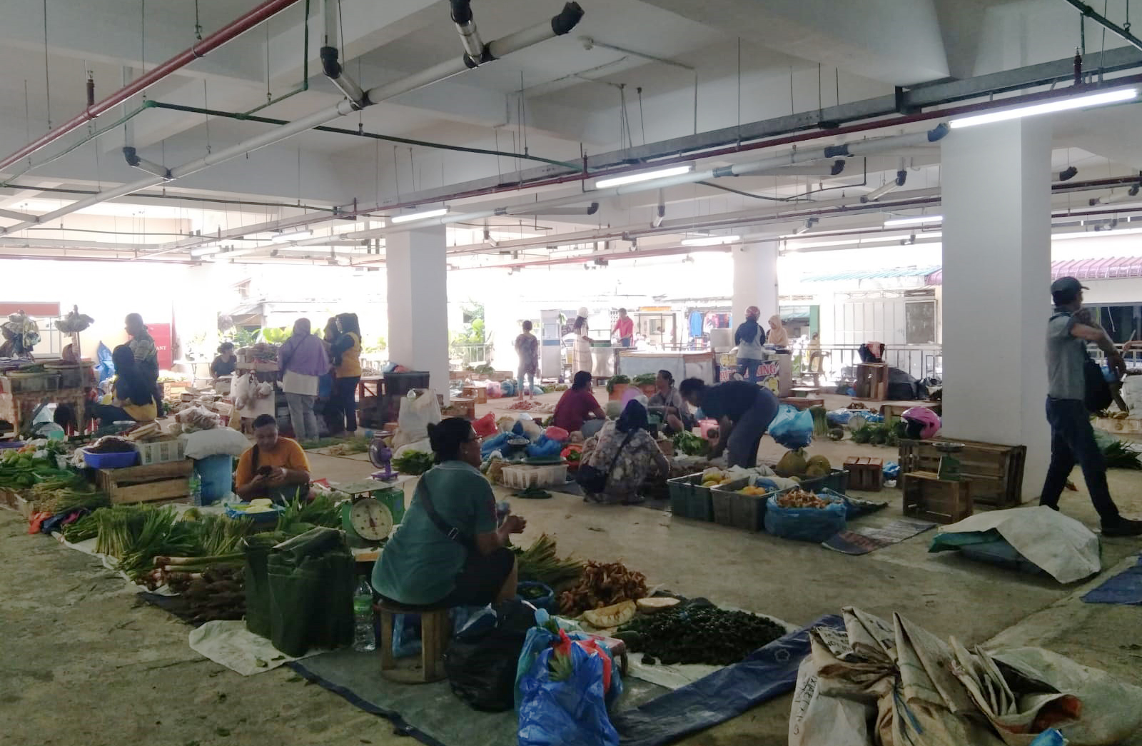 Para pedagang sayur Blok A, diberikan toleransi untuk berjualan di area parkir Pasar Encik Puan Perak Tanjungpinang.