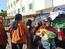 Emak-Emak Buru Kebutuhan Pokok di Bazar Gerakan Pangan Murah DP3 Tanjungpinang