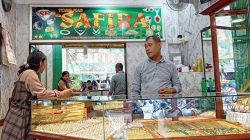 Sapri (50), Pemilik Toko Mas Safira di Pasar Bintan Center Kota Tanjungpinang sedang melayani pembeli, Selasa 11 Juni 2024. (Foto: Paskalia Wisang)