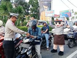 Satlantas Polresta Tanjungpinang Bagi-Bagi Helm Gratis dan Edukasi Keselamatan Berkendara