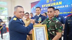 Hari Bhakti ke-77 TNI AU, Danyonmarhanlan IV Terima Penghargaan dari Danlanud RHF Tanjungpinang