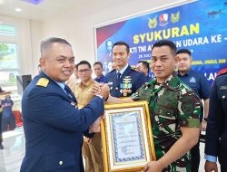 Hari Bhakti ke-77 TNI AU, Danyonmarhanlan IV Terima Penghargaan dari Danlanud RHF Tanjungpinang