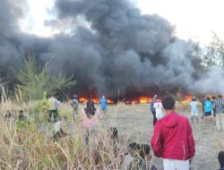 Ban Bekas Dibakar Sampai Meluas ke Lahan Gegerkan Warga Kijang