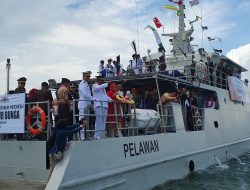 Bupati Karimun Pimpin Upacara Tabur Bunga di Laut