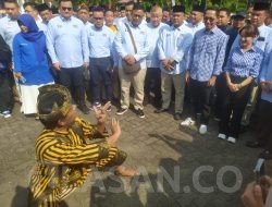 Amsakar-Li Claudia Daftar ke KPU Batam