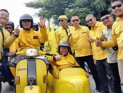 Firmansyah-Eri Naik Becak Vespa Kuning Daftar ke KPU Karimun