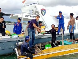 Satpolairud Polresta Tanjungpinang Bagikan Paket Sembako ke Nelayan hingga Tukang Ojek