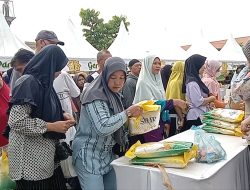 Warga Kota Tanjungpinang Serbu Bazar Gerakan Pangan Murah HUT ke-79 RI di Jalan Ganet