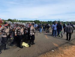 Ratusan Massa Menyeruduk Kantor KPU Tanjungpinang