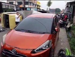 Truk Terguling Akibat Tabrak Mobil Toyota Sienta Sedang Parkir di Tanjungpinang