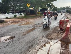 Jalan Nusantara Km 12 Tanjungpinang Rusak Parah, Diduga Disebabkan Truk Proyek Polder