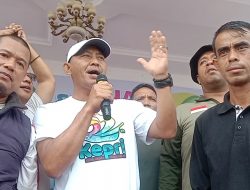 Warga Teriaki Sekda Kepri saat Batalkan Pembagian Hadiah