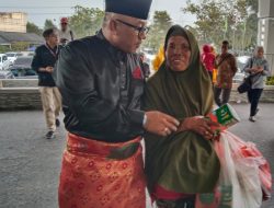 Jelang Pengundian Nomor Urut, Lis Darmansyah Sempatkan Beli Tisu Dagangan Seorang Nenek