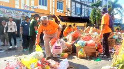 Relawan Paslon BaRa di Karimun Bersihkan Sampah di Pasar Puan Maimun