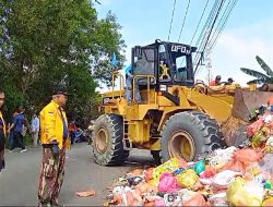 Kerahkan Alat Berat, Paslon BaRa Goro Bersihkan Sampah di Pasar Bukit Tambak Karimun