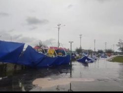 Tenda Bazar di Tugu Sirih Tanjungpinang Bertumbangan Dihantam Angin Kencang