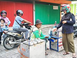 Kue Pancong, Jajanan Tradisional yang Masih Eksis di Era Tren Makanan Kekinian