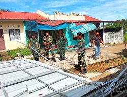 Prajurit Marinir Bantu Warga Terdampak Badai Angin Kencang di Kota Tanjungpinang