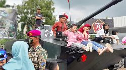 Warga Batam Saksikan Perayaan HUT ke-79 TNI di Engku Putri, Foto Bersama Prajurit dan Naik di Atas Ranpur