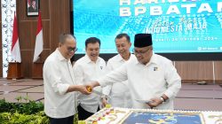 Plh. Kepala BP Batam, Purwiyanto bersama anggota bidang lainnya memotong kue ulang tahun ke 53 BP Batam.