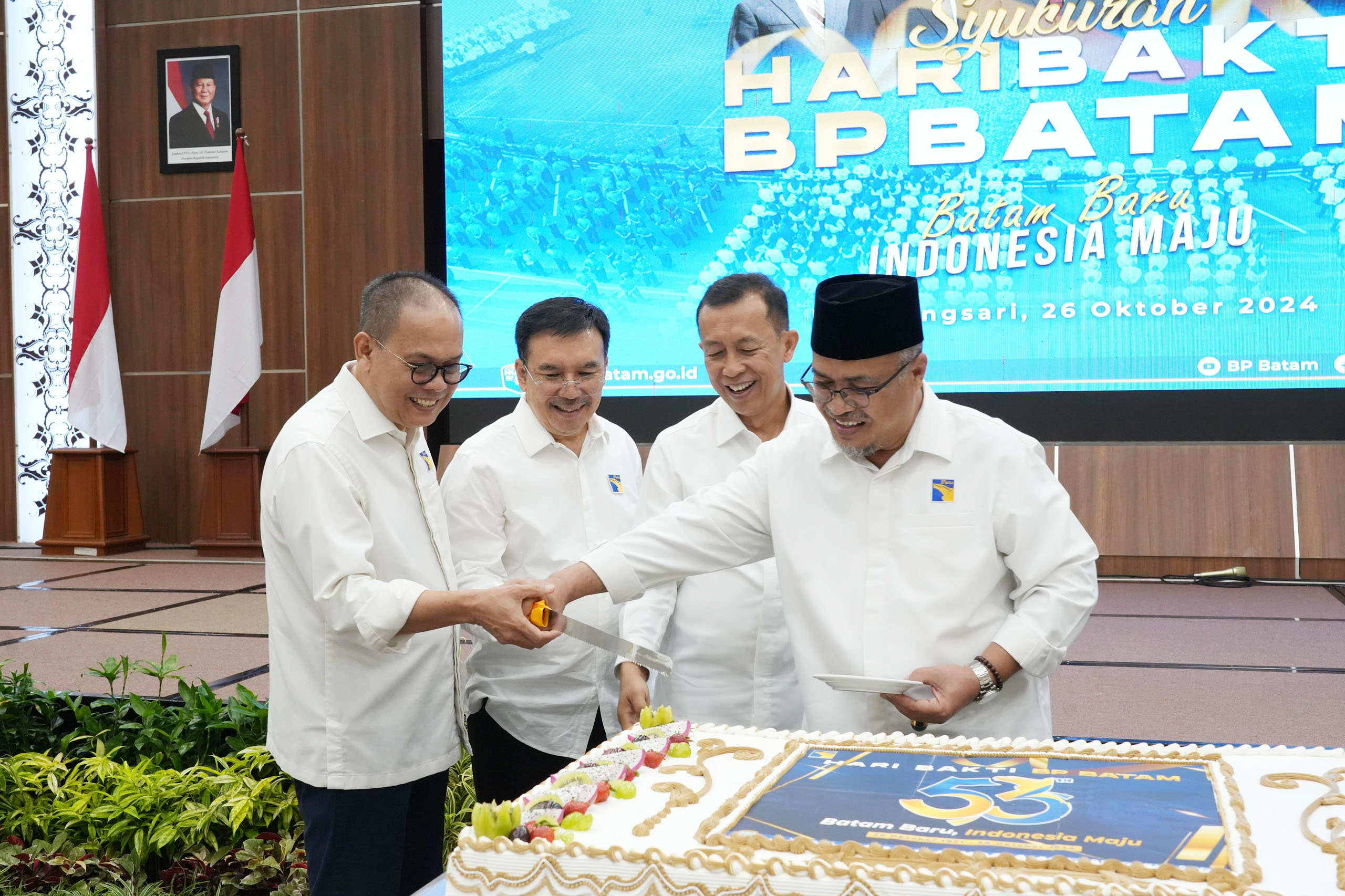 Plh. Kepala BP Batam, Purwiyanto bersama anggota bidang lainnya memotong kue ulang tahun ke 53 BP Batam.