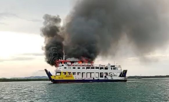 Kapal Roro KMP Tandeman terbakar