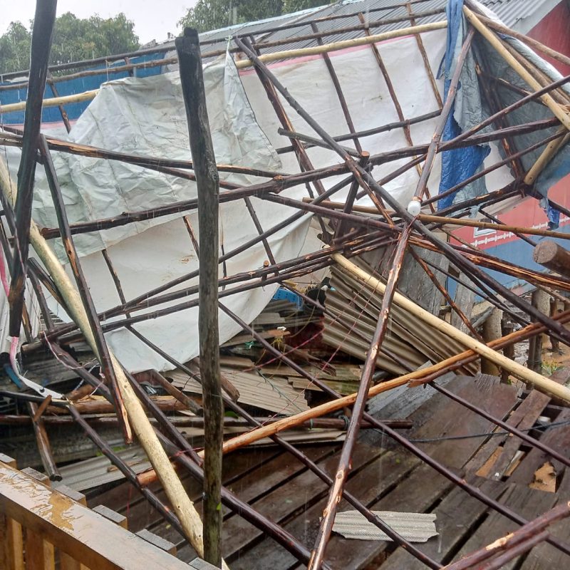 Angin Kencang Terbangkan Atap Rumah Warga